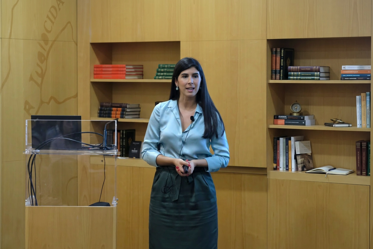 Leading a product and evidence presentation at a pharmacist meeting.